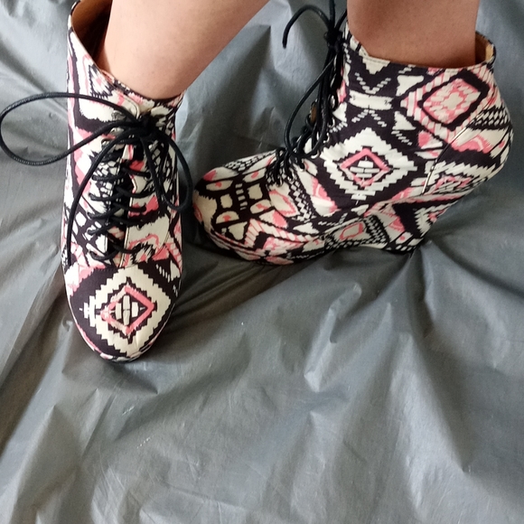 💥Host pick 🎉Patterned platform boots - Picture 3 of 6